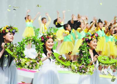 4月28日"花仙子"在西安世园会开园仪式上放飞蝴蝶.新华社记者陈钢摄