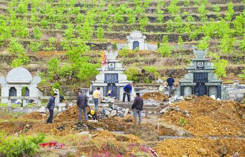 4月10日,奉节县仙鹤陵公墓旁200米处,村民在修缮豪华墓.