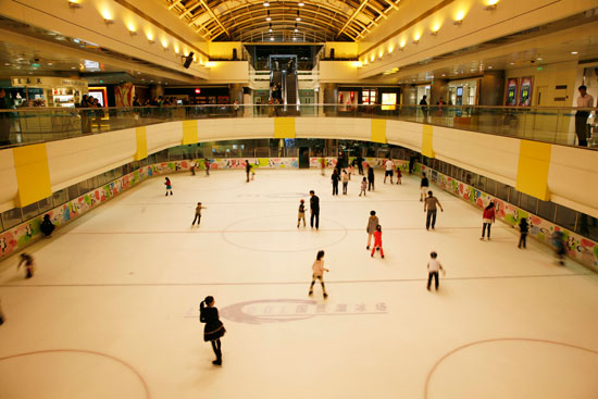 建于国贸商城中的冰场早已成为北京冰上爱好者的聚集地.