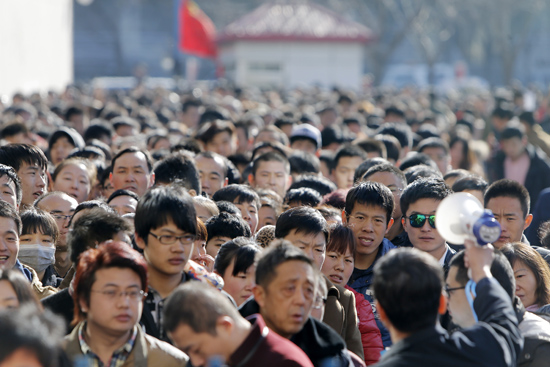 2月20日,天津市滨海新区泰达人才市场举行春节后首场招聘会,大量
