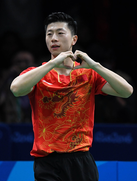 当地时间8月11日,马龙庆祝夺冠.