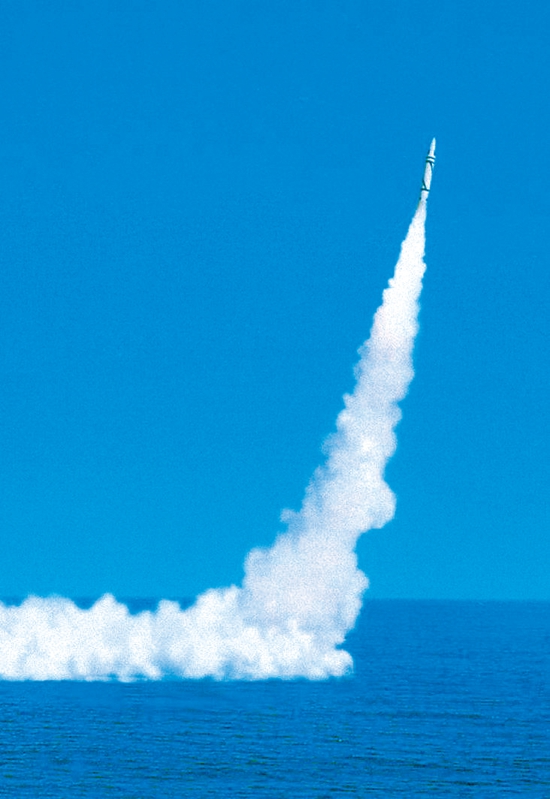 我国第一枚固体潜地战略导弹"巨浪一号"成功发射.