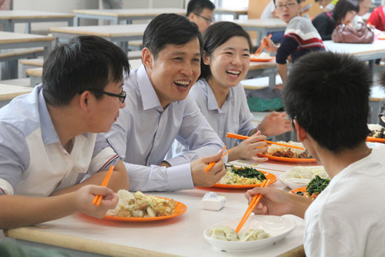 钟登华在食堂与学生们共进午餐.天津大学供图