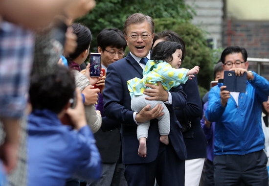 總統候選人文在寅偕妻子參加投票時,試圖與一萌娃互動,慘遭萌娃