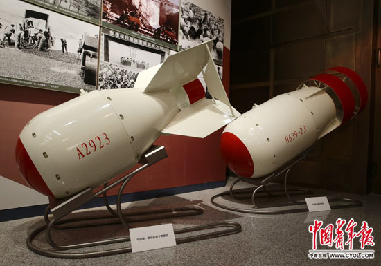 展出的中国第一颗空投原子弹模型(左)和第一颗氢弹模型