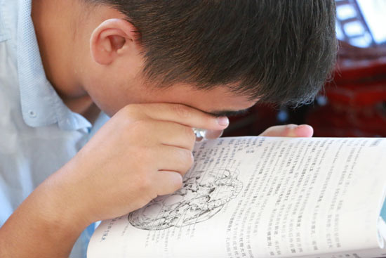 水晶球是盲人大学生倪振威读书时的"眼睛".张婧阳/摄