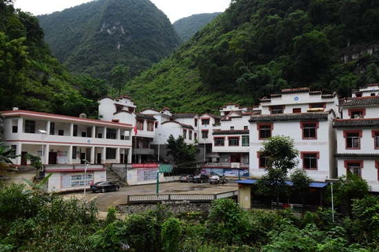 "     在广西壮族自治区河池市凤山县的群山之间,时不时会冒出这样一