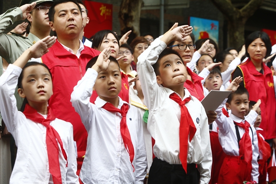上海升旗仪式"社会化"点燃青少年爱国热情