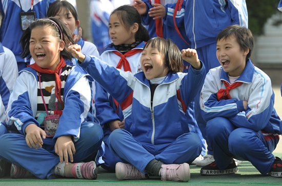 学生在学校开心的图片图片