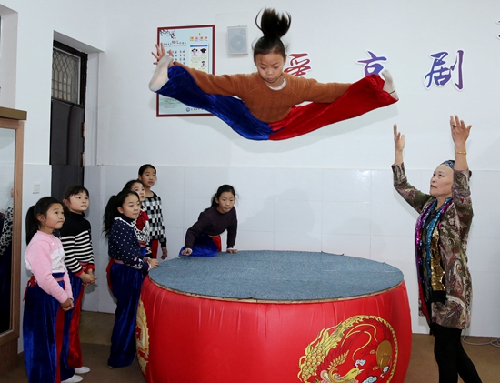 1月2日,西场小学学生在京剧老师的指导下练习京剧基本功.