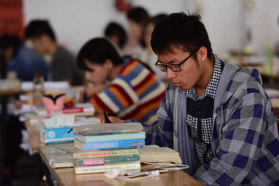 10月2日,安徽阜阳,在阜阳师范学院自习教室内,不少准备考研的大学