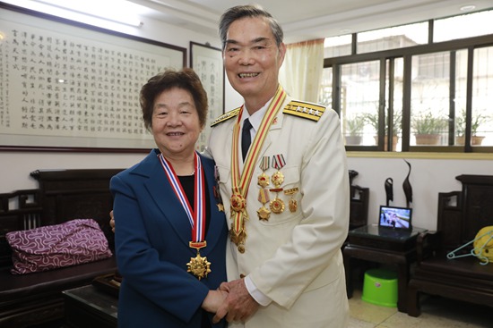 李玉枝和麦贤得. 周道先/摄