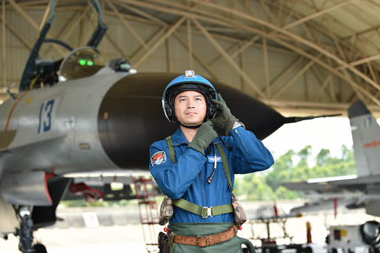 12版)     民航飞机缓缓飞离永兴岛,南部战区海军航空兵某旅飞行