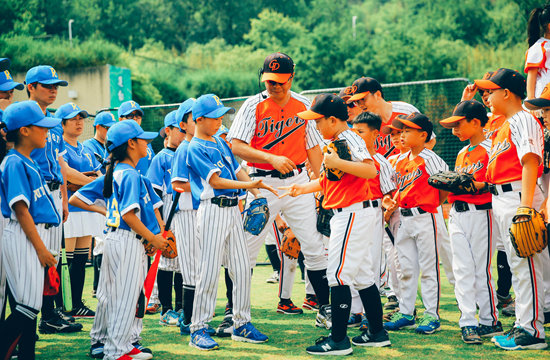 爸爸们与孩子们的日常棒球教学场景.土豆爸供图