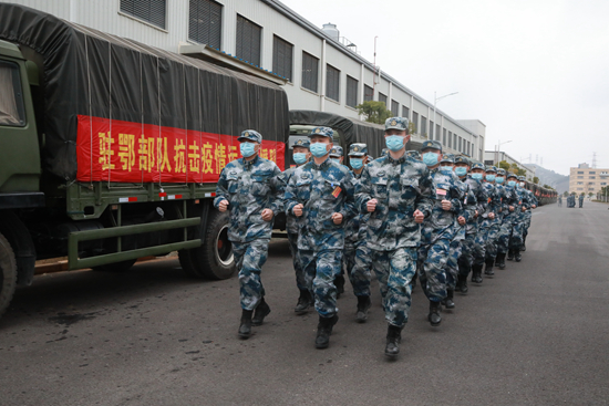 驻鄂部队抗击疫情运力支援队编队前往武汉各配送中心装载调运生活