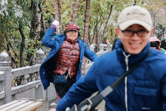 李静芝和儿子在青海塔尔寺打雪仗.受访者供图