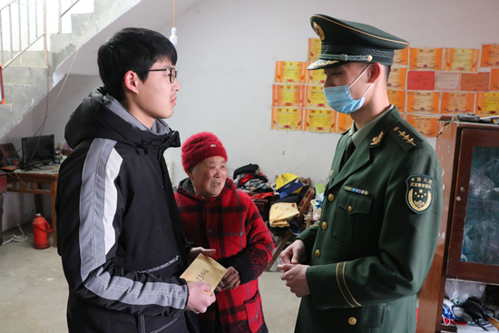 2021年春节,武警新沂中队官兵来到受助学生家中,送去生活用品和