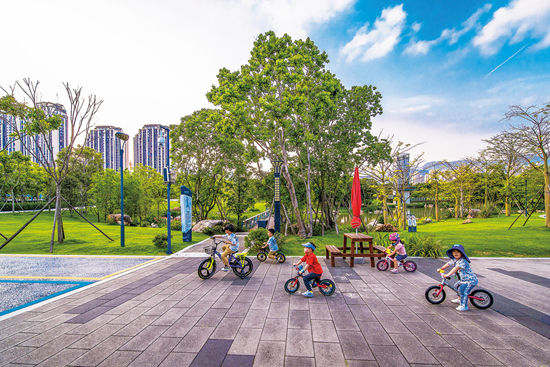 福州晉安公園鳳丘廣場上,兒童在嬉戲玩耍.福州市園林中心供圖