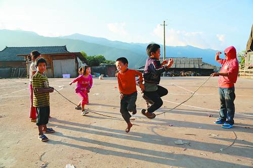 暑假,村里的孩子最喜欢的就是跳绳,他们大多赤脚或是穿拖鞋.