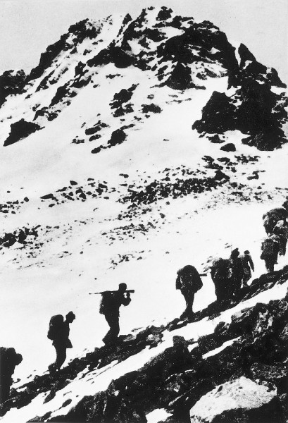 1935年,中国工农红军在长征途中爬雪山东方ic供图