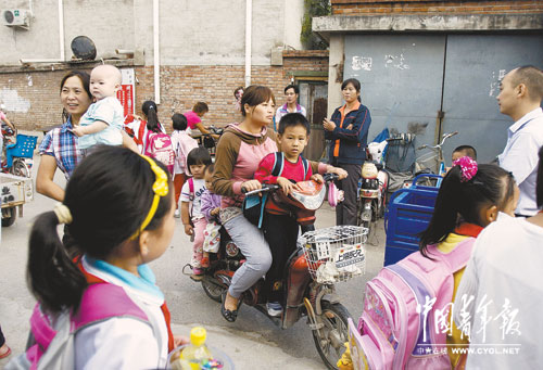 接孙子放学图片