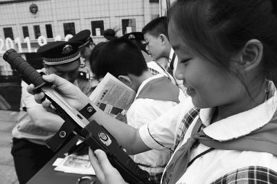 9月16日,一名学生正在研究一把多功能警用匕首.