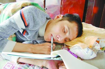 正在用嘴写字的袁存泉.(资料照片)