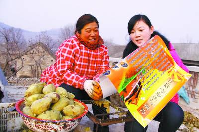 12月28日,水泉镇大学生村官秦芳(右)在大马湾村农家宣讲安防"