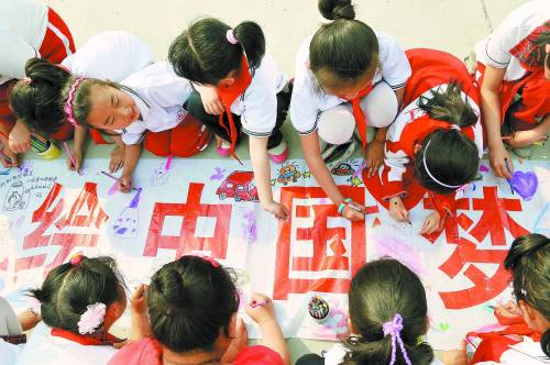 济南:外来务工子女描绘"中国梦"