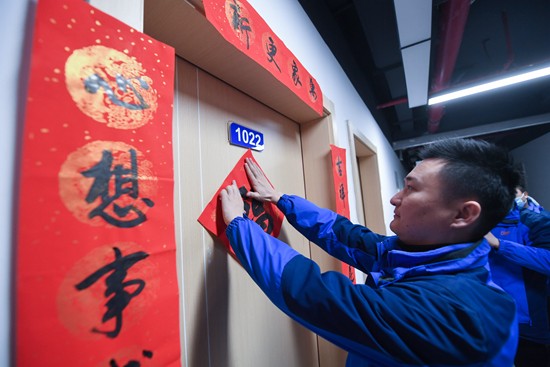 1月19日,在浙江省义乌市苏溪镇的一家新能源公司宿舍内,留下过年的